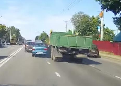 А может грузовика и нет: видео